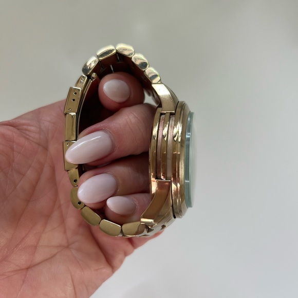 MK Gold Oversized Runway - Picture 3 of 4